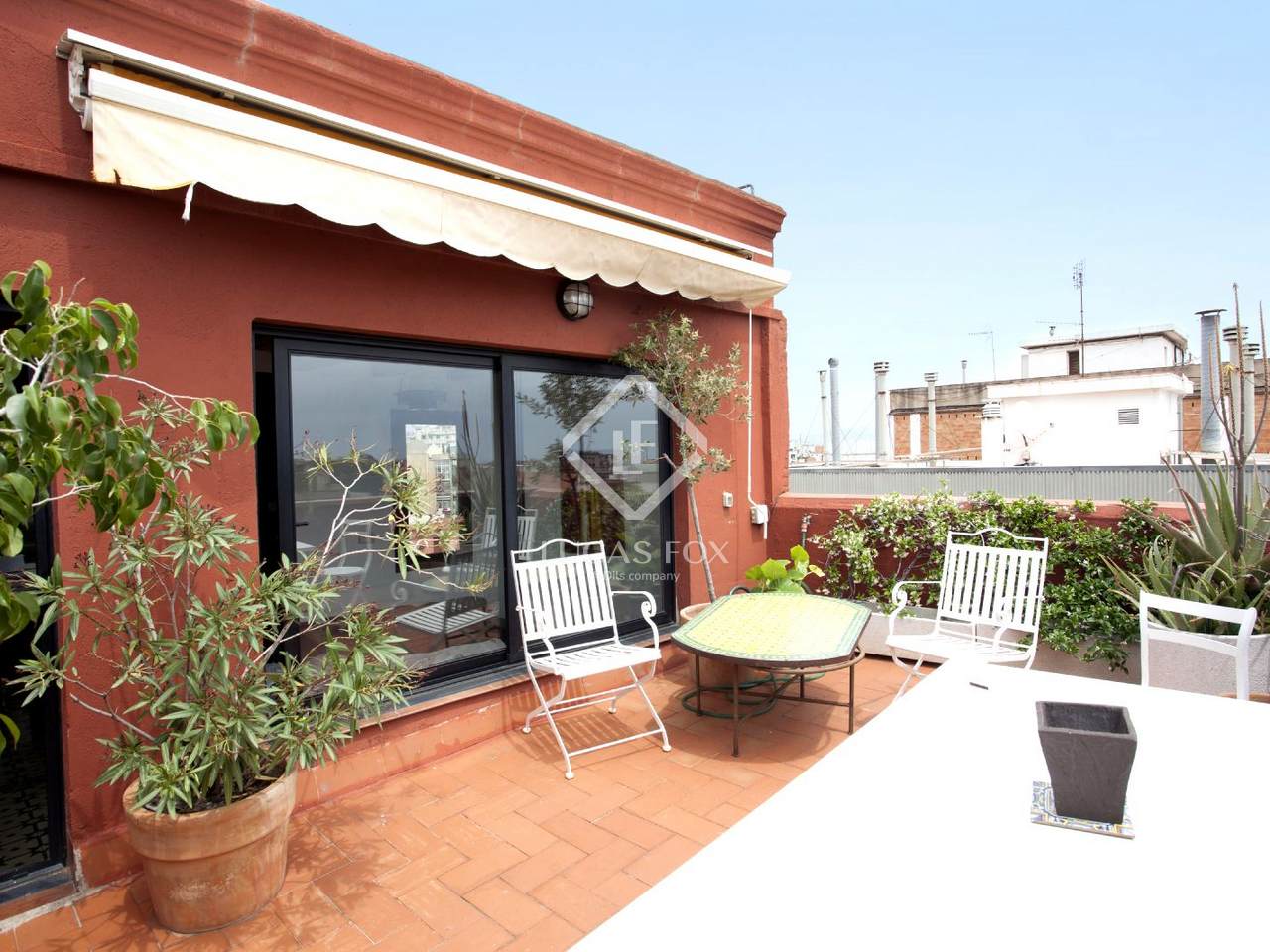Ático de dos dormitorios con terraza en venta en l’Eixample, Barcelona