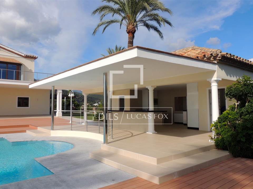Luxury contemporary villa for sale in El Madroñal, Marbella