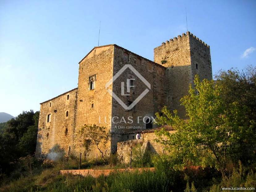 This is a unique opportunity to acquire 10th Century castle located in a beautiful countryside setting in La Garrotxa, surrounded by 56 hectares of private land.
