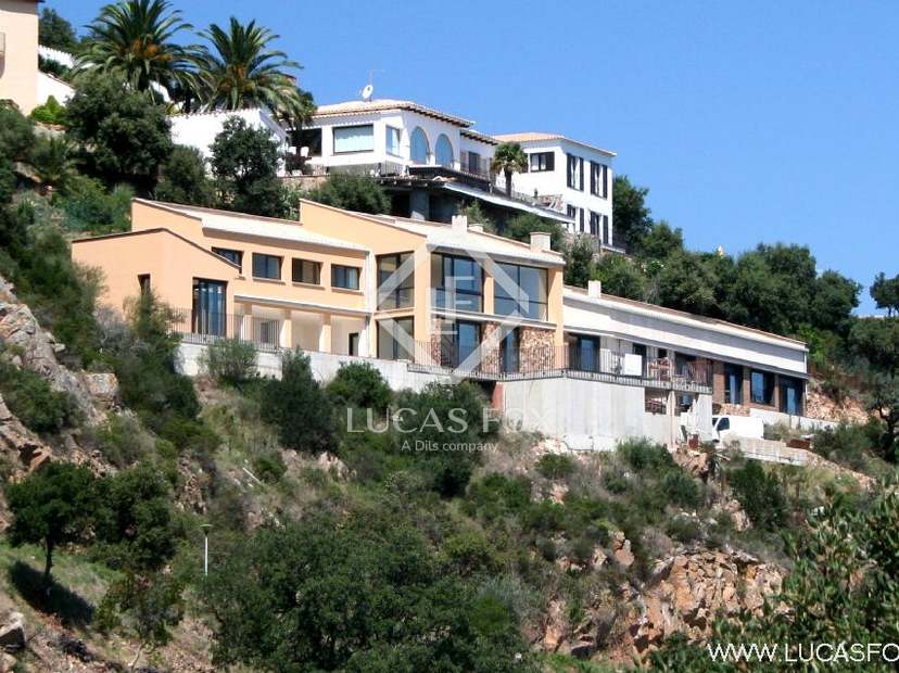 5-bedroom luxury new-build Costa Brava house to buy with superb, panoramic sea views. 10-minutes from Playa de Aro and S'Agaro beaches.