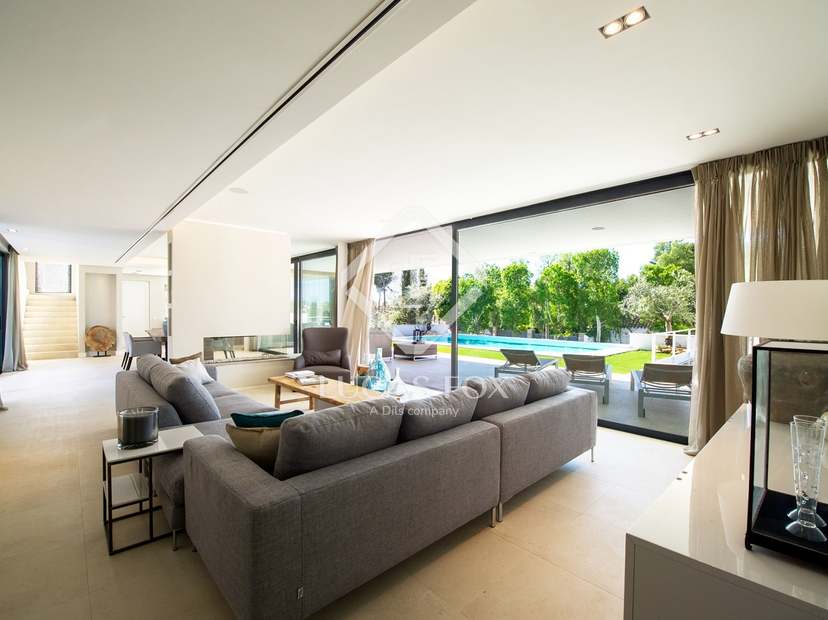 Villa de lujo de nueva construcción de estilo contemporáneo de 4