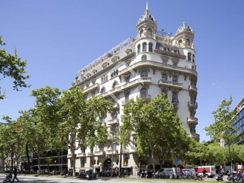 Stately apartment to renovate for sale in Diagonal Barcelona