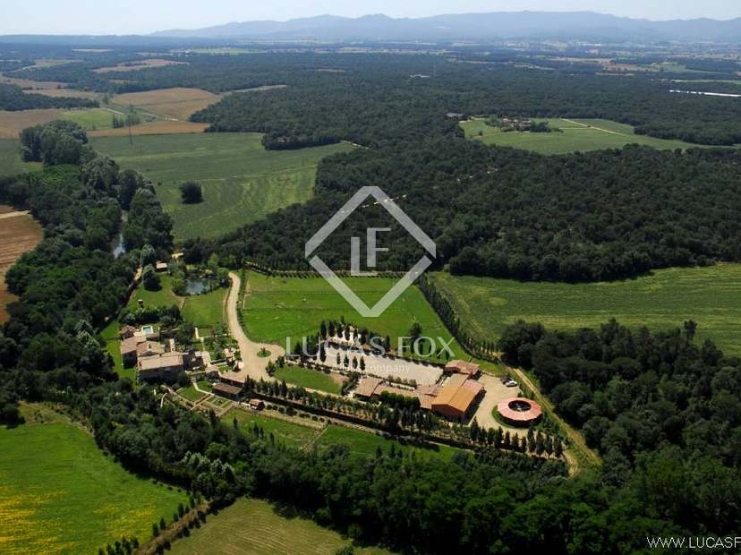 Luxury country property to buy near Girona and the Costa Brava with exceptional equestrian facilities and 17.5 ha of private land