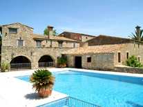 Girona country estate to buy in a peaceful countryside location, total privacy, beautiful garden, swimming pool and tennis court
