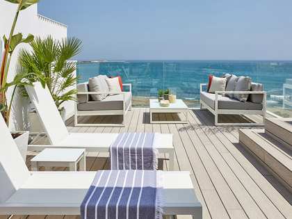 Casas de lujo en venta en primera línea de mar en Estepona