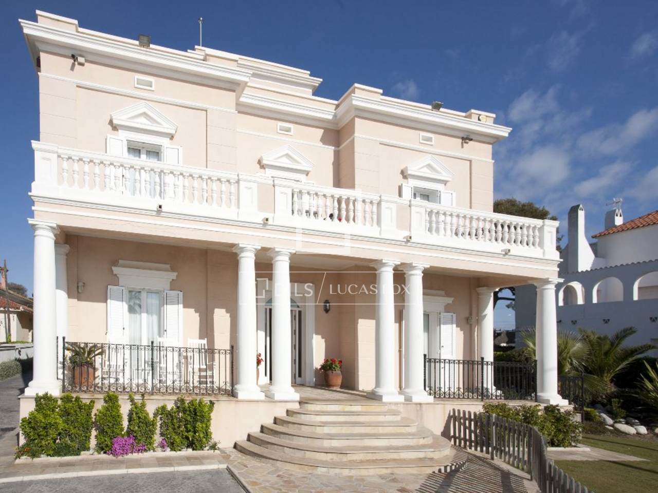 First line luxury villa for sale in Sitges, near Barcelona