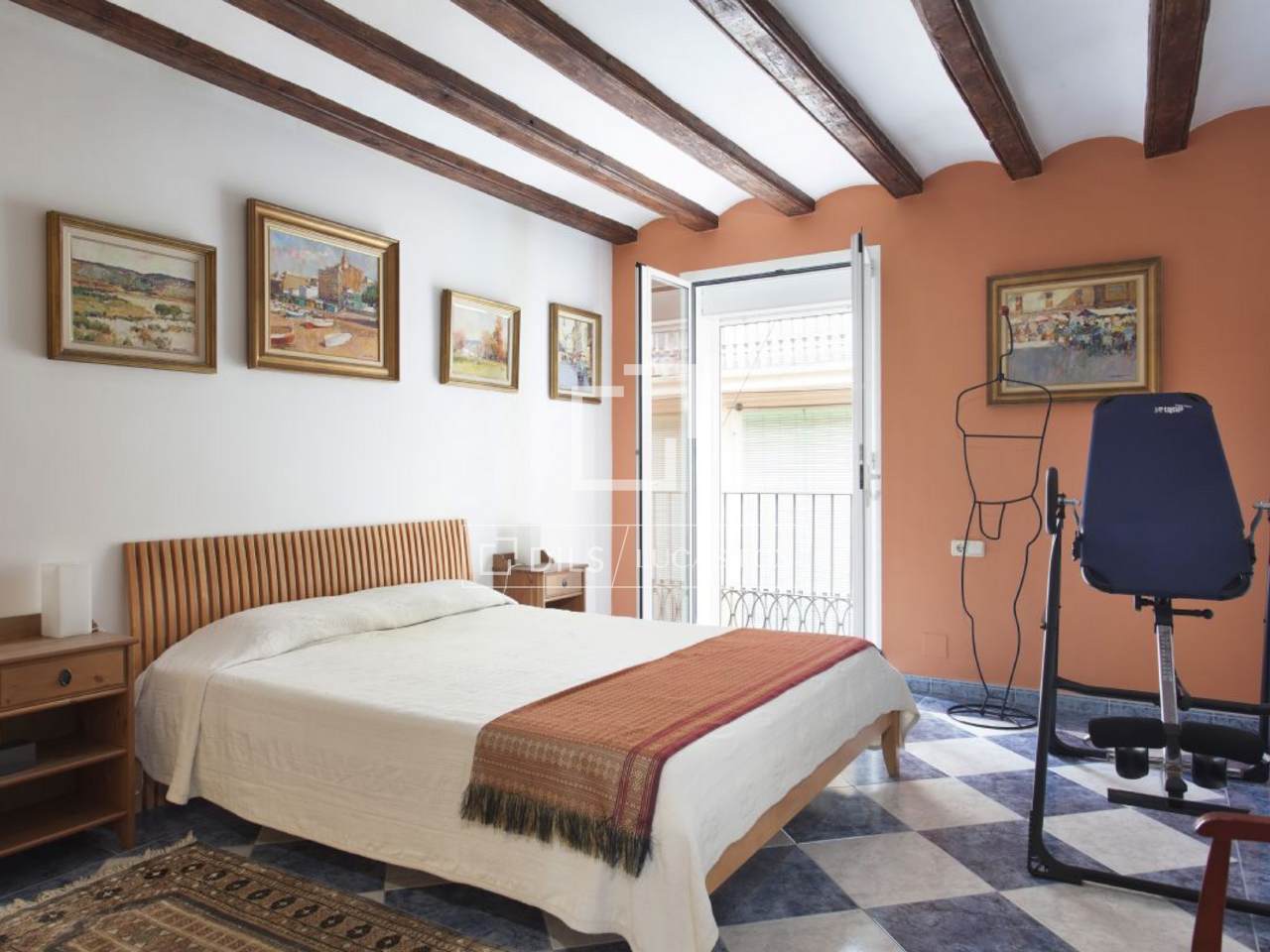 Apartment with private terrace for sale in Barcelona Old Town