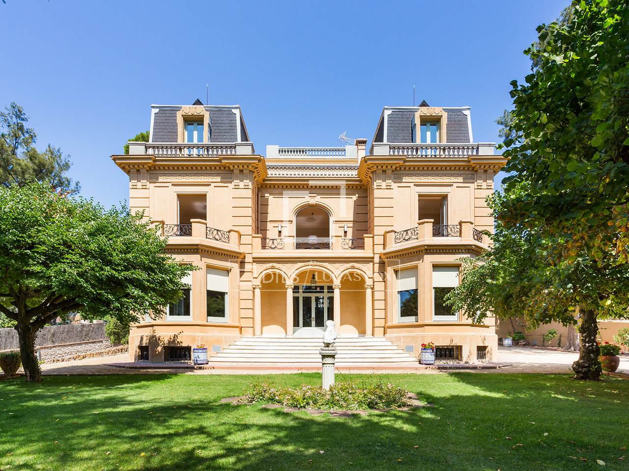 Listed mansion for sale in Pedralbes, Barcelona city