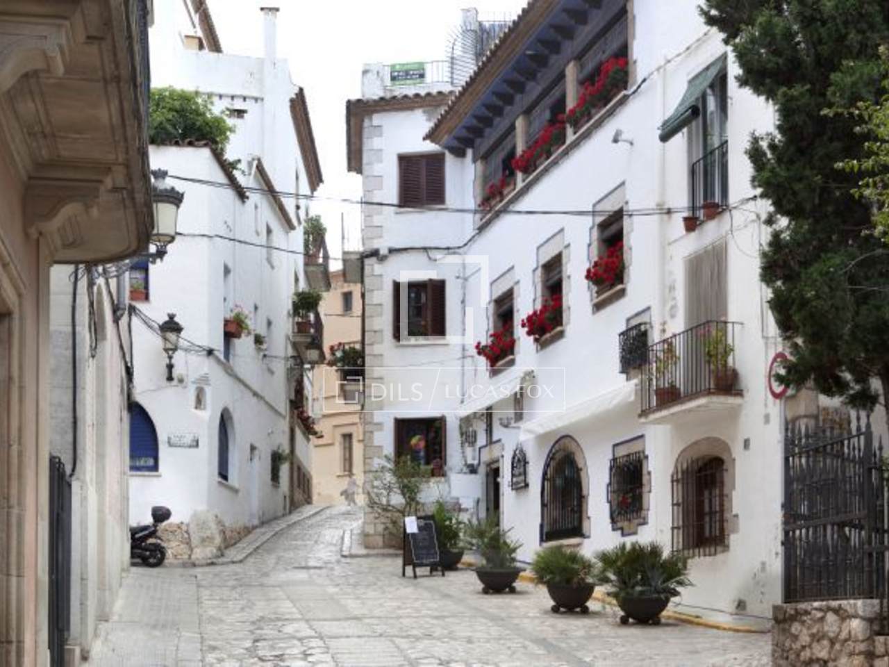 Building with 4 apartments for sale, next to church, Sitges.