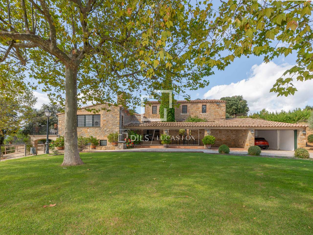 Large Girona hunting estate to buy. Country estate for sale