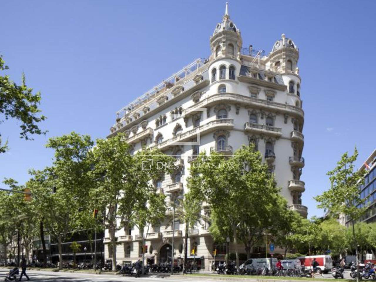 Stately apartment to renovate for sale in Diagonal Barcelona