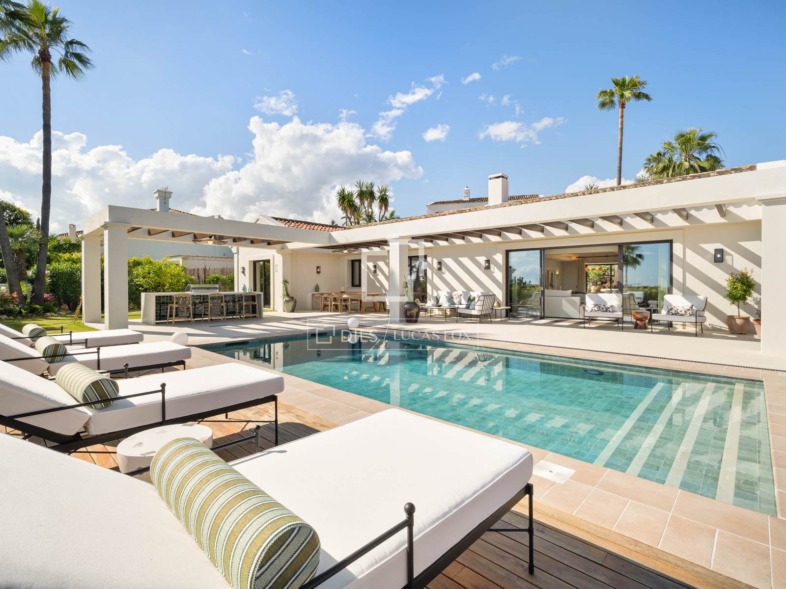 Casa Olivo – 4-bedroom villa with an infinity pool and panoramic views for sale in Nueva Andalucia