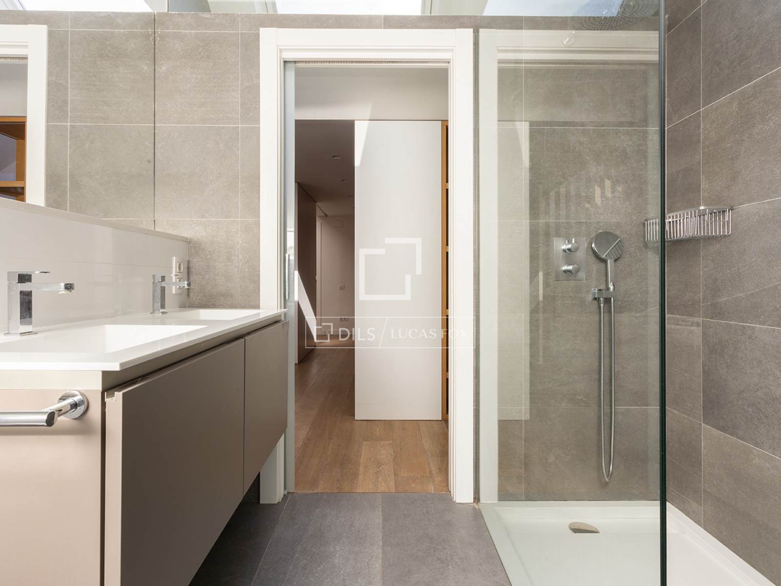 4 Bedrooms Apartment in Raset