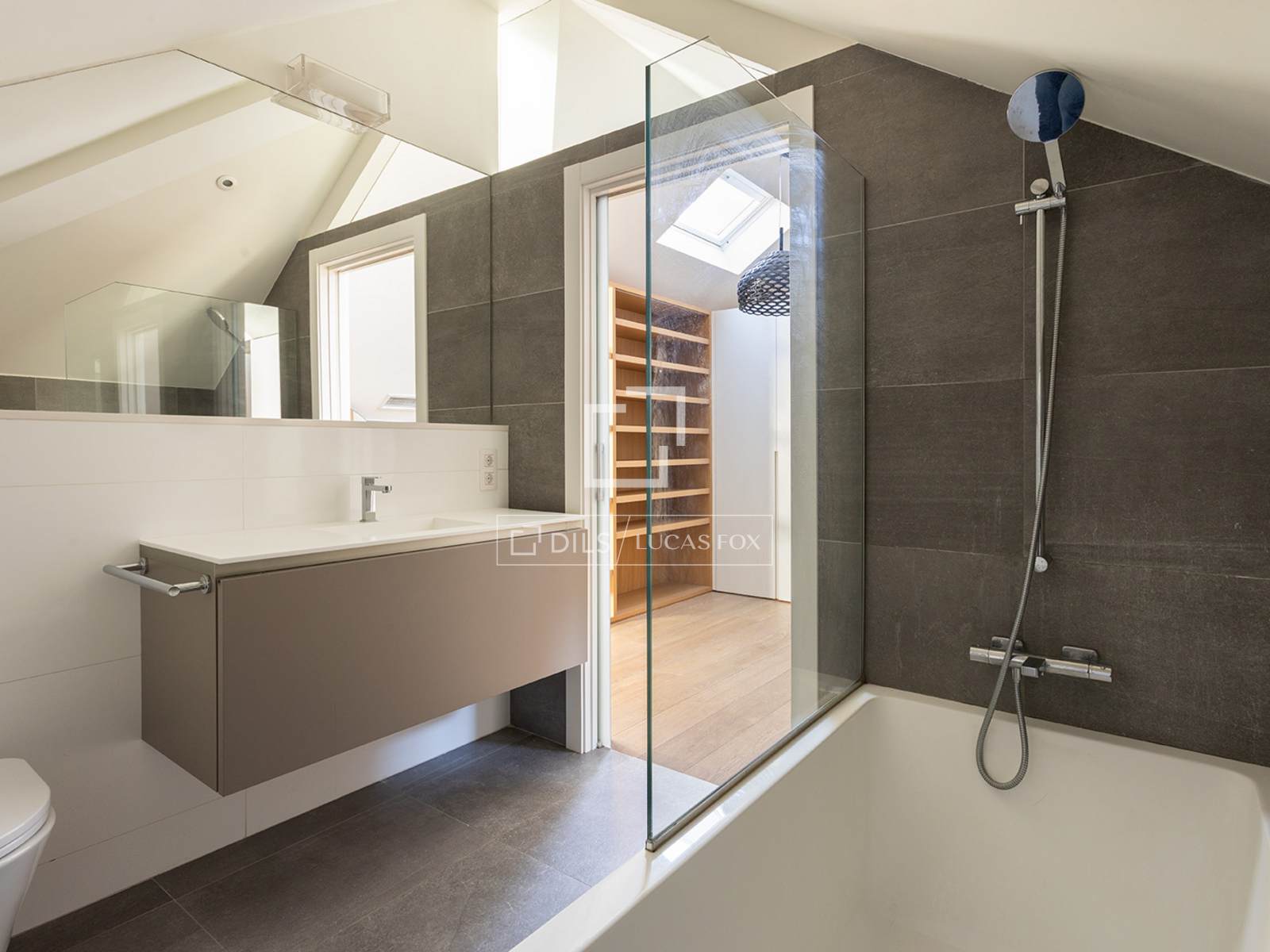 4 Bedrooms Apartment in Raset