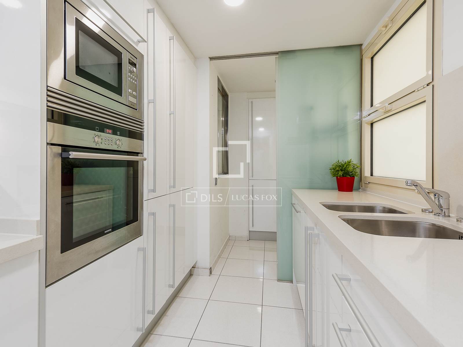 4 Bedrooms Apartment in Ronda Sant Pere