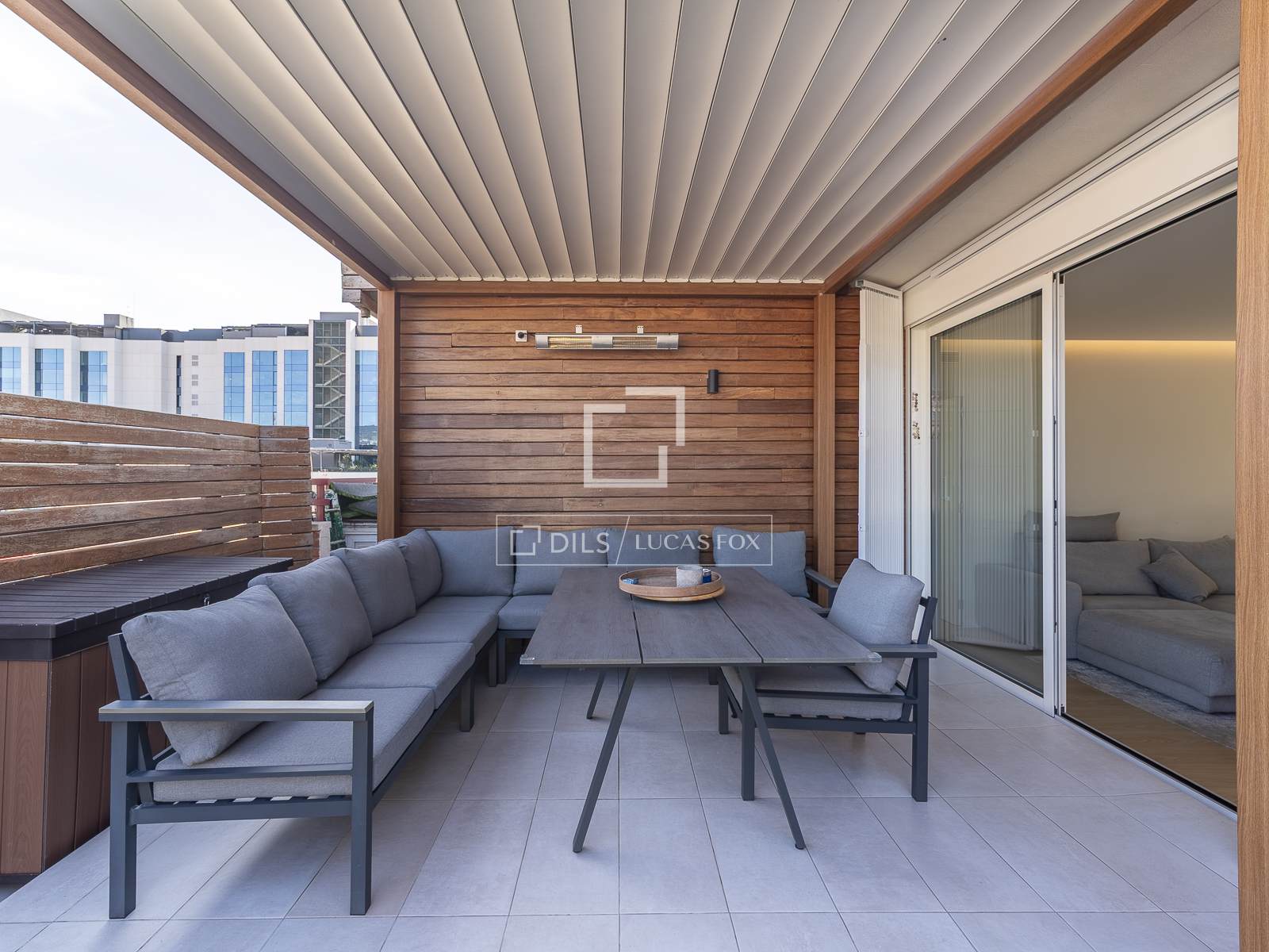 Excellent 3 Bedroom penthouse with 38m² terrace for sale in Eixample Left, Barcelona