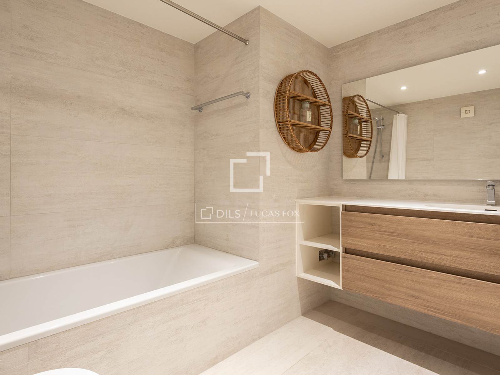 4 Bedrooms Apartment in Raset