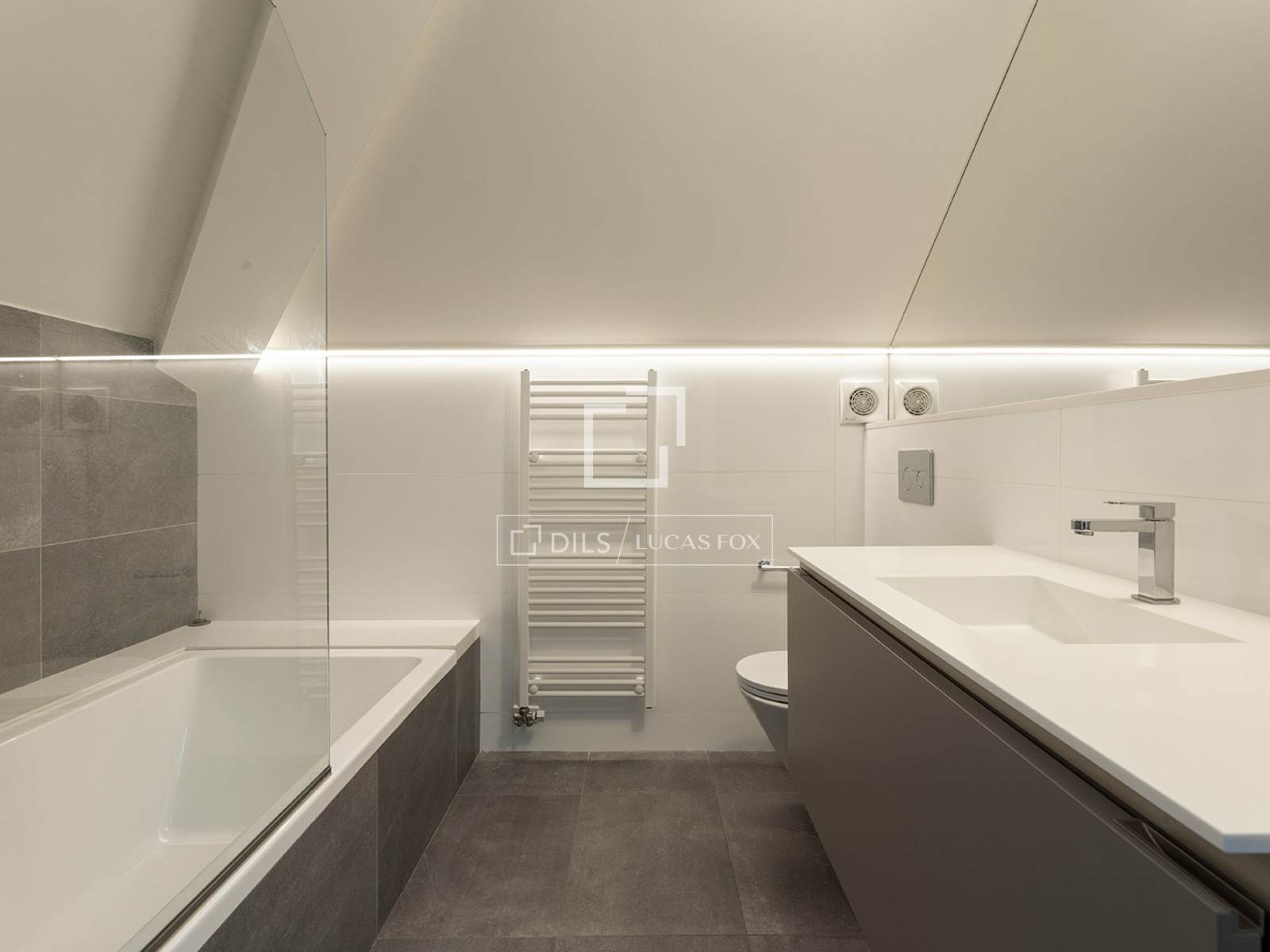 4 Bedrooms Apartment in Raset