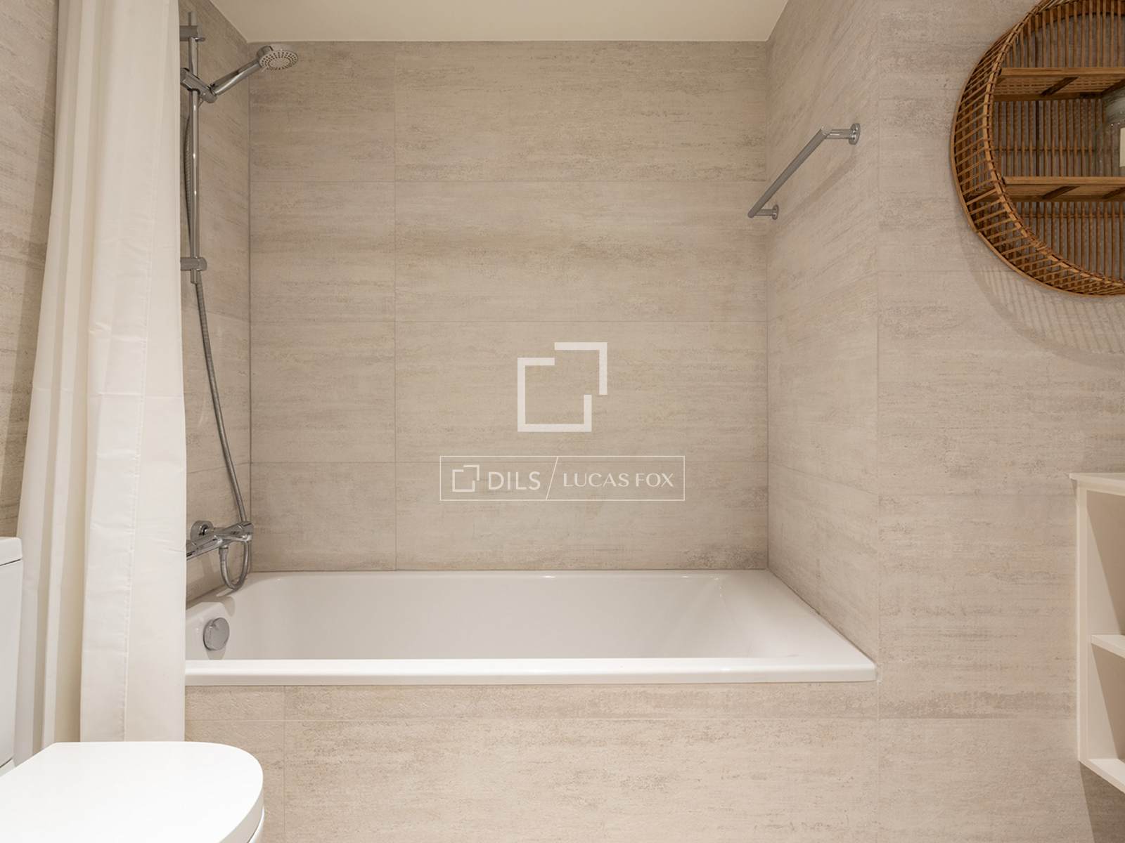 4 Bedrooms Apartment in Raset