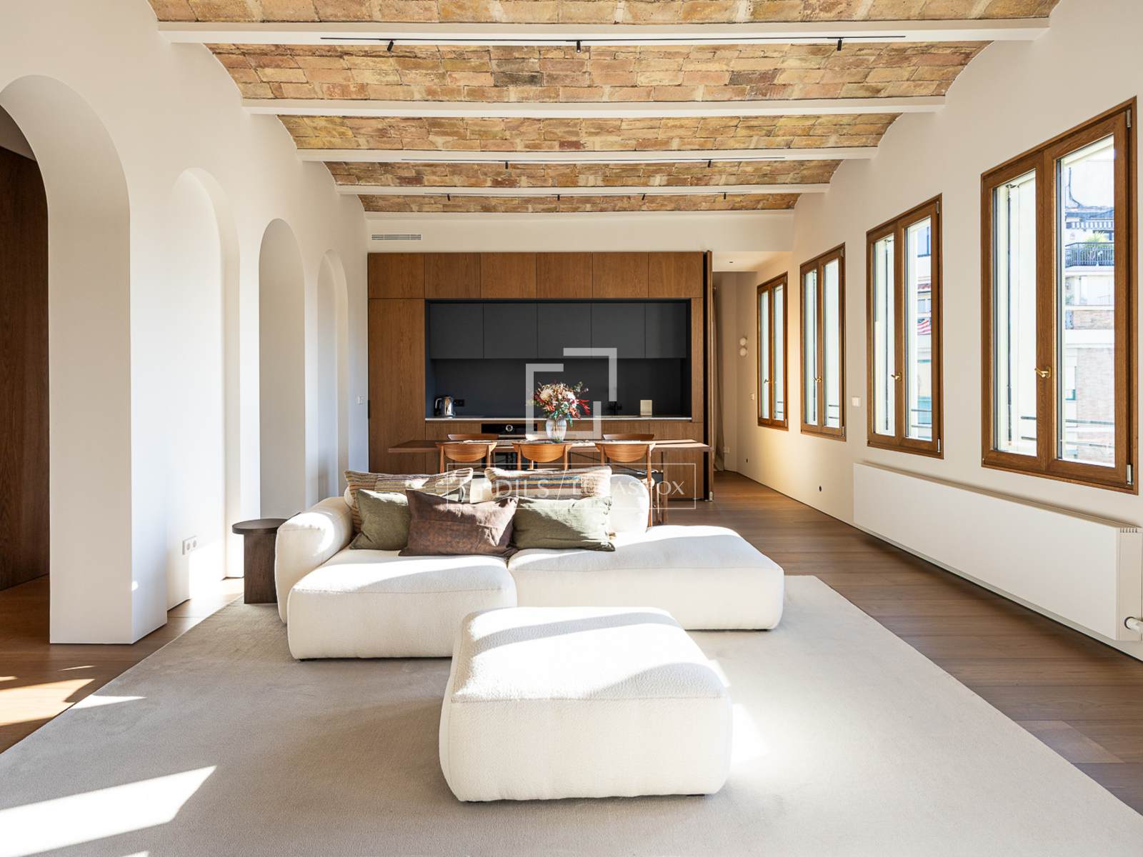 Bright corner apartment with 2 bedrooms and balconies for sale in Eixample Right, Barcelona