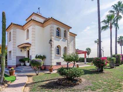 400m² house / villa with 800m² garden for sale in Sevilla