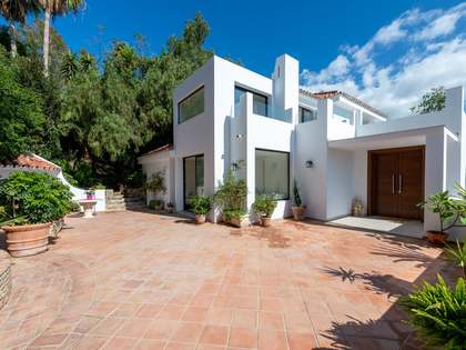 466m² hus/villa med 2,141m² Trädgård till salu i Nueva Andalucia