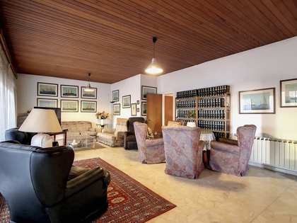 Villa van 391m² te koop met 1,400m² Tuin in Cunit