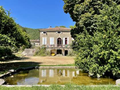 1,042m² hus/villa med 301,122m² Trädgård till salu i Montpellier