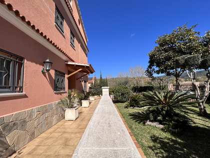 268m² house / villa with 233m² garden for sale in Mataro