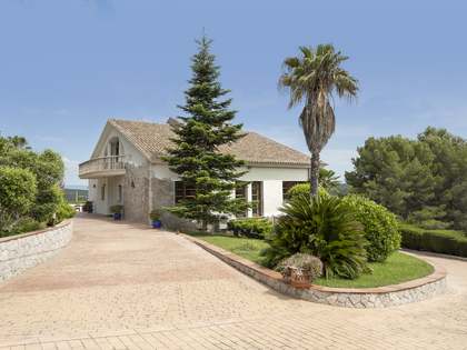 Country house with a pool and garden for sale near Sitges