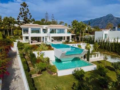 921m² haus / villa mit 156m² terrasse zum Verkauf in Nueva Andalucía