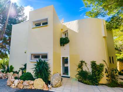 215m² house / villa with 19m² terrace for sale in Altea Town