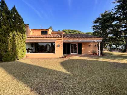 250m² house / villa with 850m² garden for sale in Sant Vicenç de Montalt