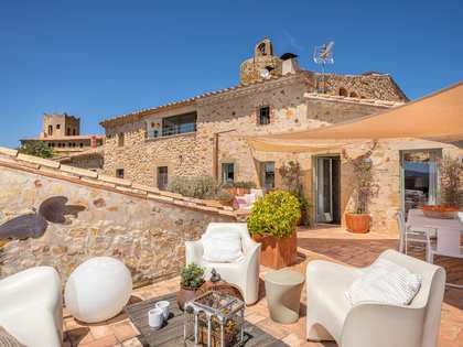219m² house / villa with 40m² terrace for sale in Baix Empordà