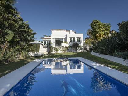 Huis / villa van 228m² te koop met 35m² terras in Nueva Andalucía