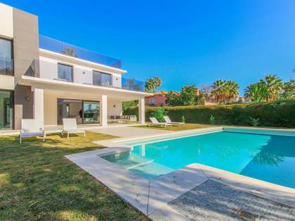 Huis / Villa van 441m² te koop met 1,118m² Tuin in Nueva Andalucía