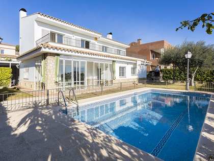 250m² house / villa with 50m² terrace for sale in Vallpineda