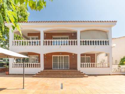 Дом / вилла 462m² на продажу в Montemar, Барселона