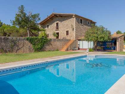Casa rural de 550m² con 1,525m² de jardín en venta en Baix Empordà