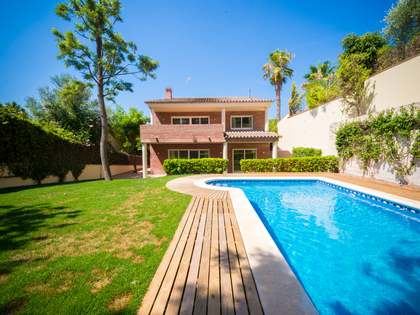 Casa de 536m² con jardín y piscina en venta en Castelldefels