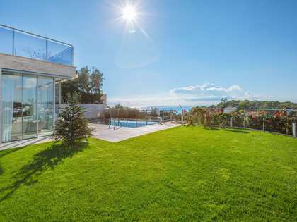 Excellent modern villa with sea views for sale in Lloret