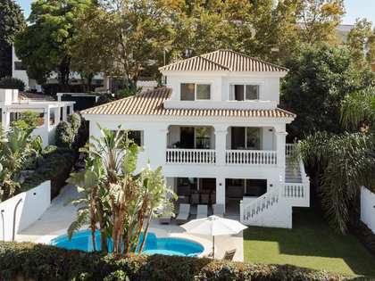 392m² hus/villa med 66m² terrass till salu i Nueva Andalucia