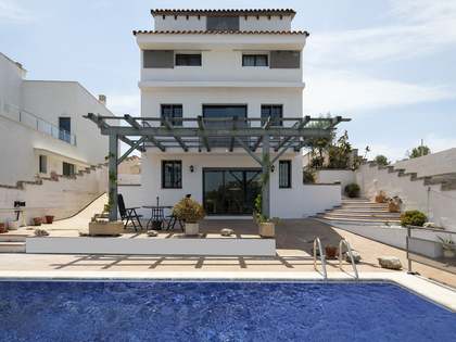 Casa / Vil&middot;la de 350m&sup2; en venda a Els Cards, Sitges