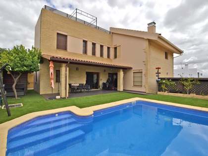 388m² haus / villa mit 205m² garten zum Verkauf in Sevilla