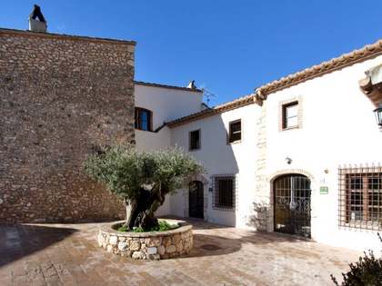4 country houses set in vineyards for sale near Sitges