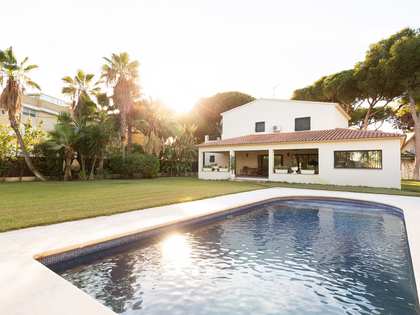 Villa van 371m² te huur in La Pineda, Barcelona