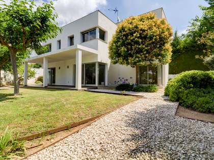 210m² house / villa with 648m² garden for sale in Urb. de Llevant