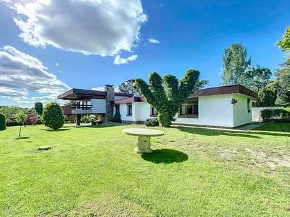 Villa van 385m² te koop met 1,400m² Tuin in La Moraleja