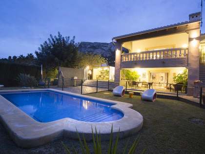 Дом / Вилла 280m&sup2;, 10m&sup2; террасa на продажу в D&eacute;nia