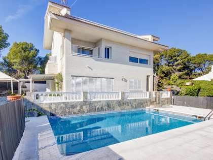 298m² house / villa for sale in Vallpineda, Barcelona